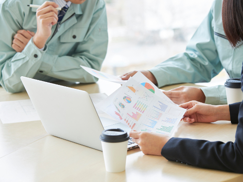 めっき工場で作業する男性社員