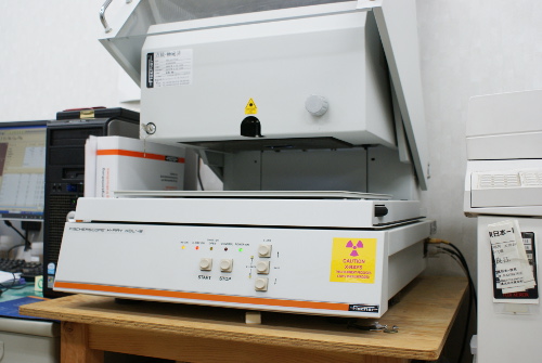 装置検査　蛍光X線膜厚測定器